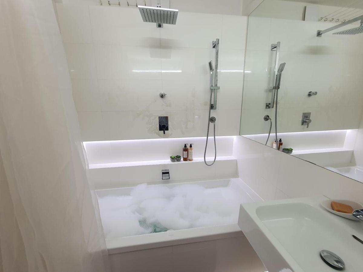 Апартаменты Whitebeeapartament Вроцлав Экстерьер фото