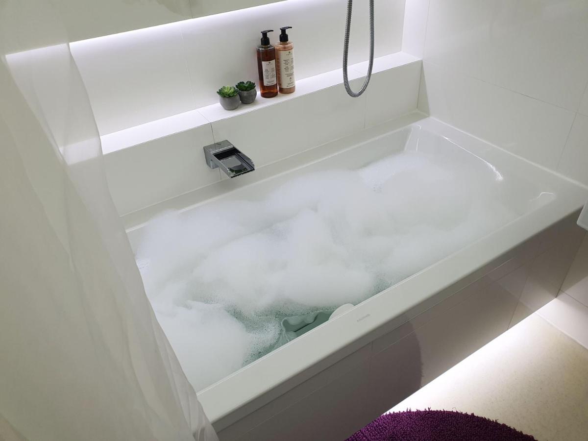 Апартаменты Whitebeeapartament Вроцлав Экстерьер фото